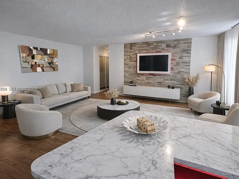 713 Collins Ave #39 — Photo 6