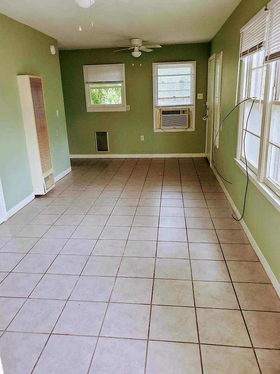 Living Room - 516 N Austin St