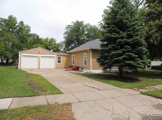 220 E 4th Ave, Lennox, SD 57039
