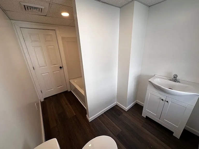 140 E Market St — Photo 5