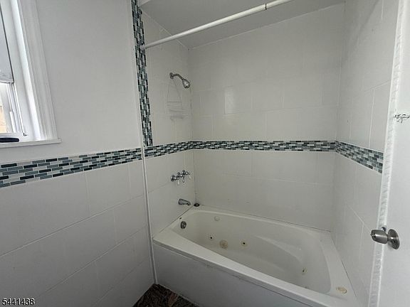 5th image of 212 Beacon Ave