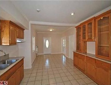 3rd image of 1181 E 51st St