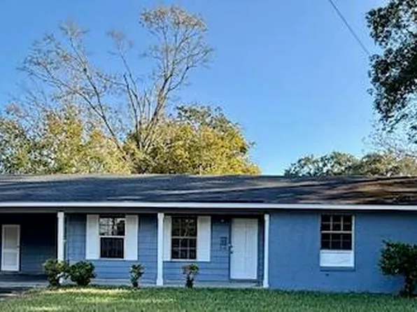2719 Dantzler St, Moss Point, MS 39563