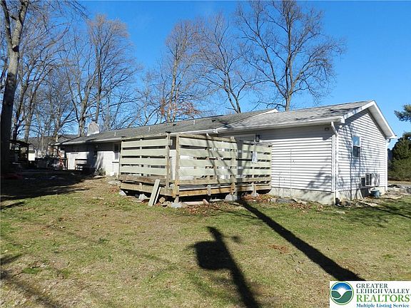 5th image of 1055 Pine Tree Dr