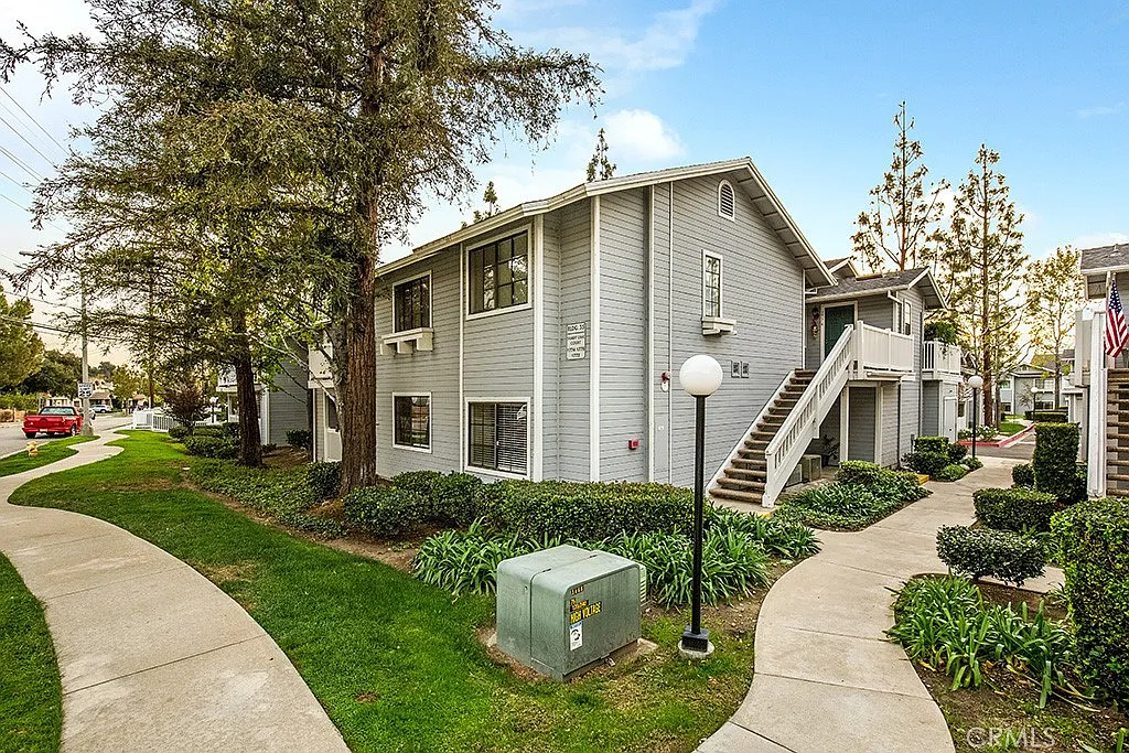 2 bed, 1.5 bath, 890 sqft, $2,500 — Photo 3