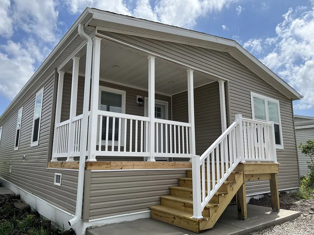 3 bed, 2.0 bath, 1356 sqft, $1,999 — Photo 2
