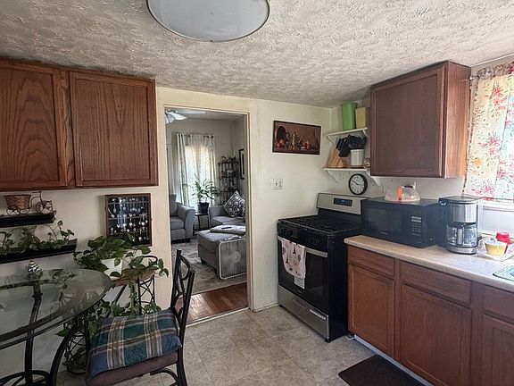 5th image of 808 W 10th St