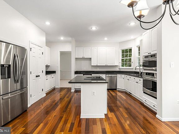5th image of 103 Broadfield Ln