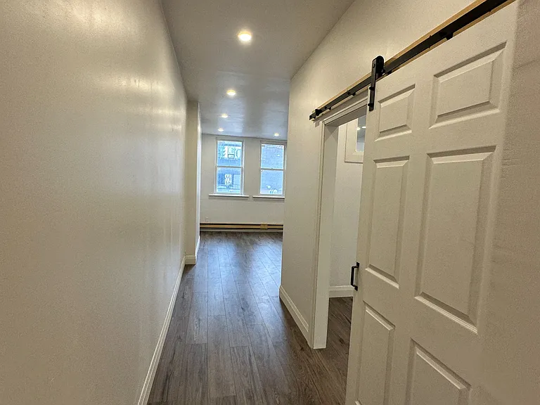 565 Yonge St #4 — Photo 10