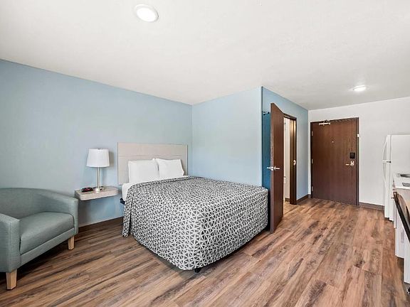 4th image of 19 Bink Dr #304