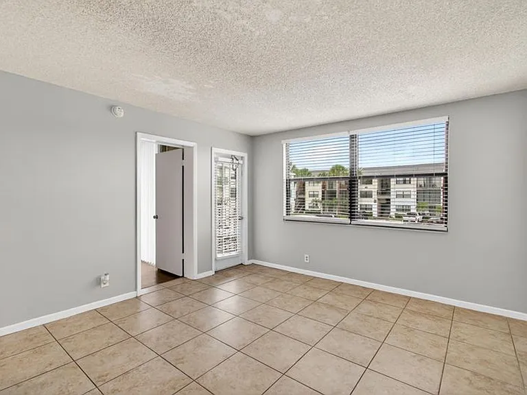 738 Executive Center Dr #21-10-21 — Photo 4