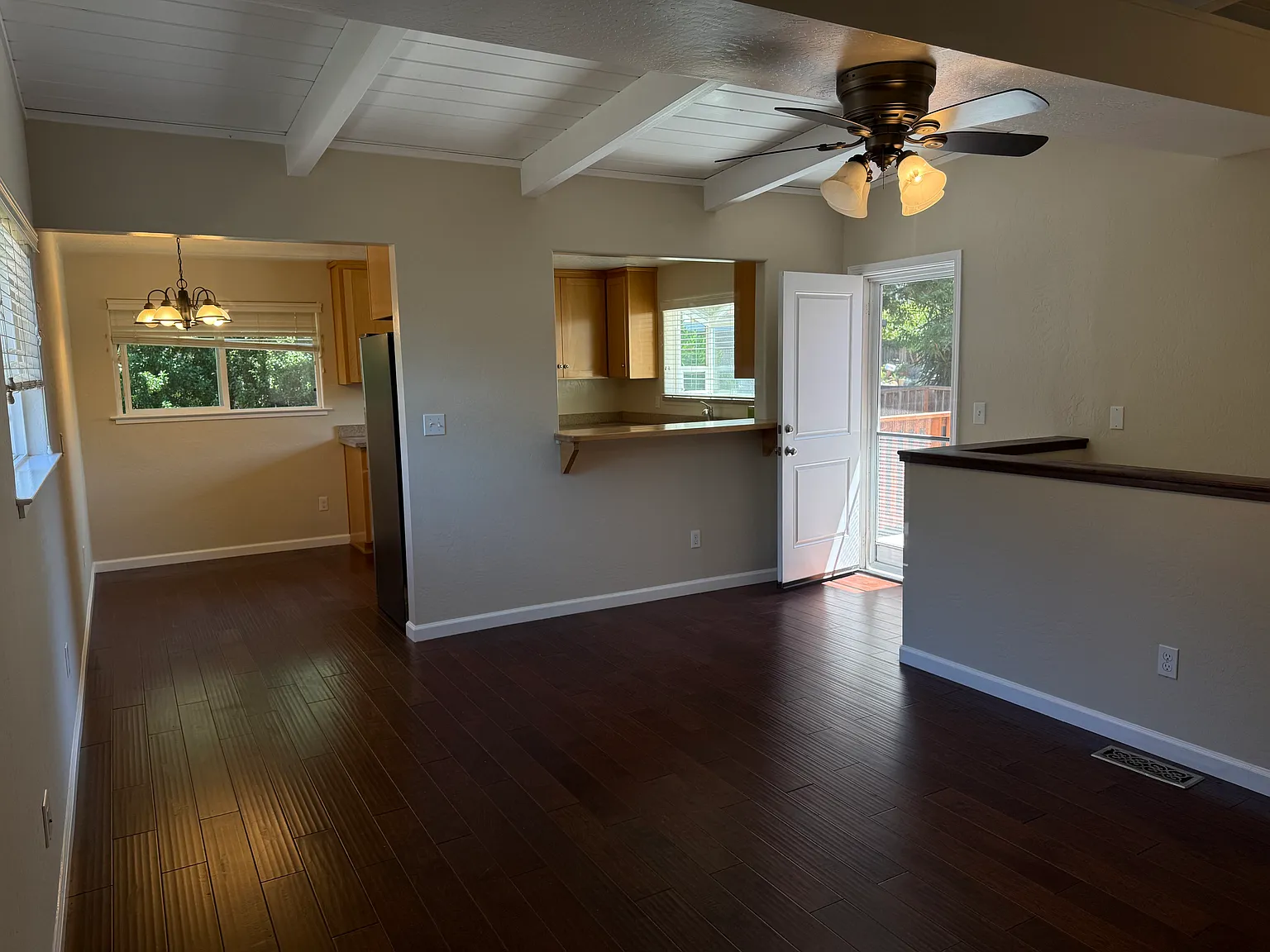 109 Crystal Oaks Dr — Photo 2