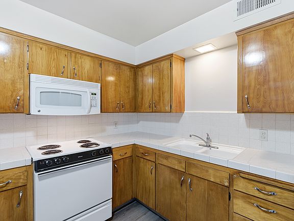5th image of 139 Pollasky Ave APT 6