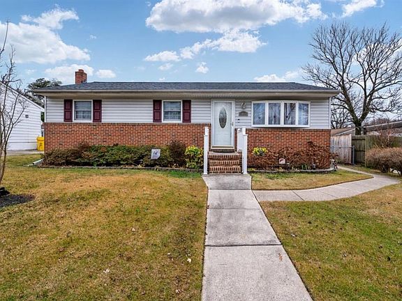 2nd image of 1011 Lilac Ln
