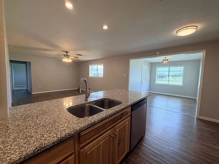 407 Viking St — Photo 3