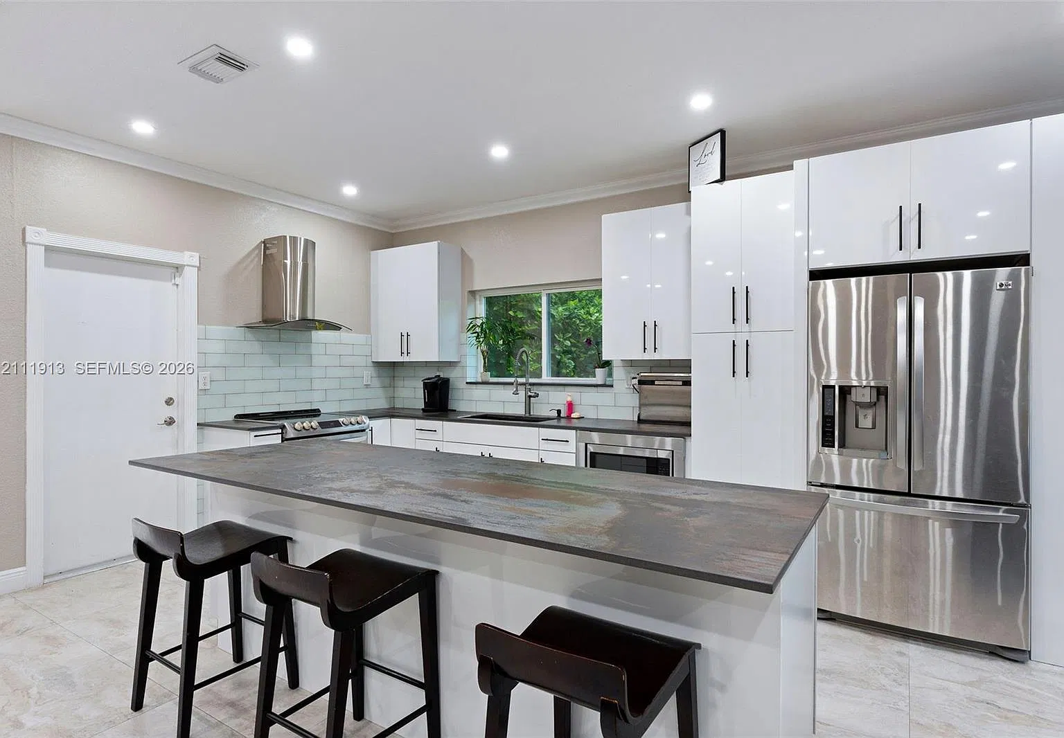 3 bed, 2.0 bath, 1668 sqft, $3,700 — Photo 4