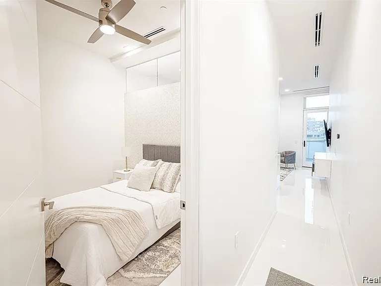 400 S Old Woodward Ave #207 — Photo 17
