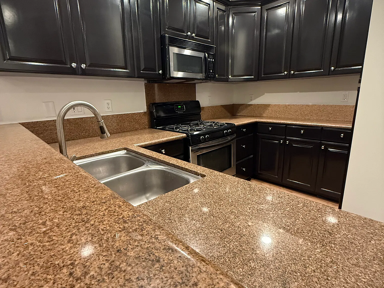 2 bed, 2.5 bath, 1100 sqft, $3,500 — Photo 2