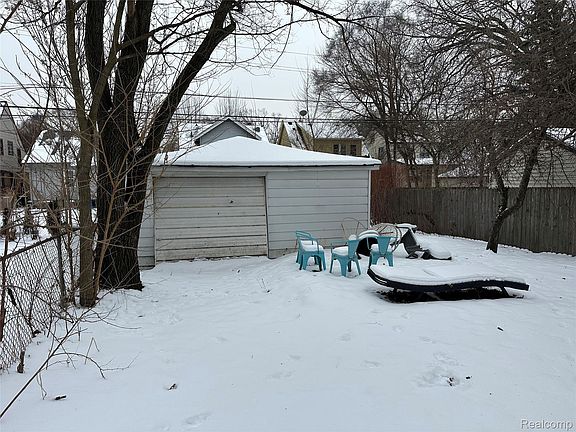 4th image of 293 Fielding St