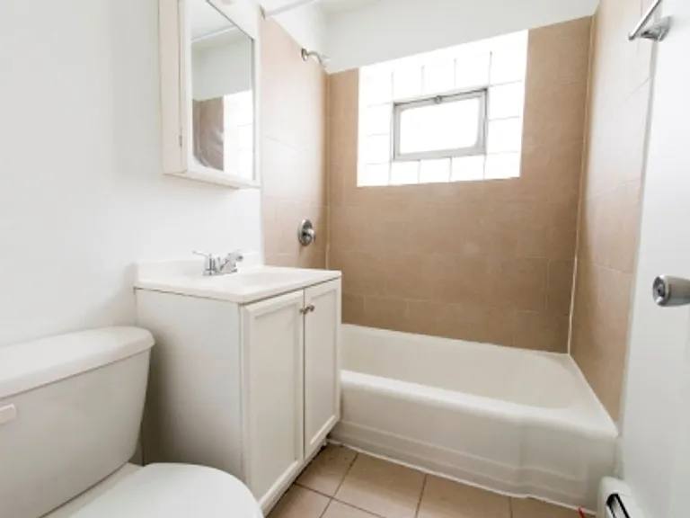 8312 S Ingleside Ave — Photo 1