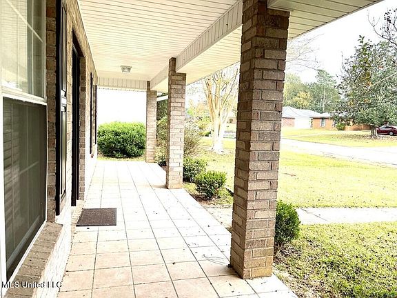 5th image of 309 Country Club Dr