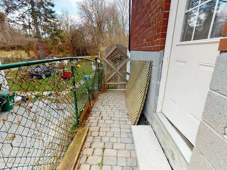 61 Darlingside Dr — Photo 11