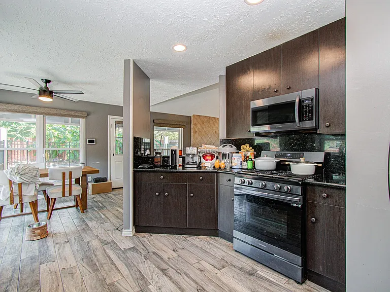 2122 Courtshire Ln — Photo 10