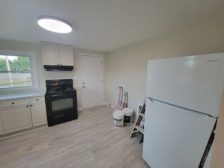 123 Leonard Ave — Photo 7