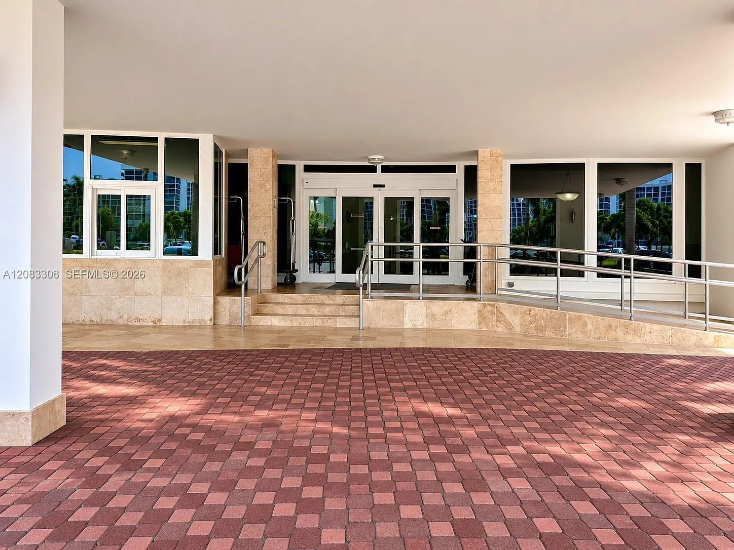 Alexander Towers Condo — Photo 4