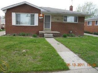 25805 Barbara St, Roseville, MI 48066