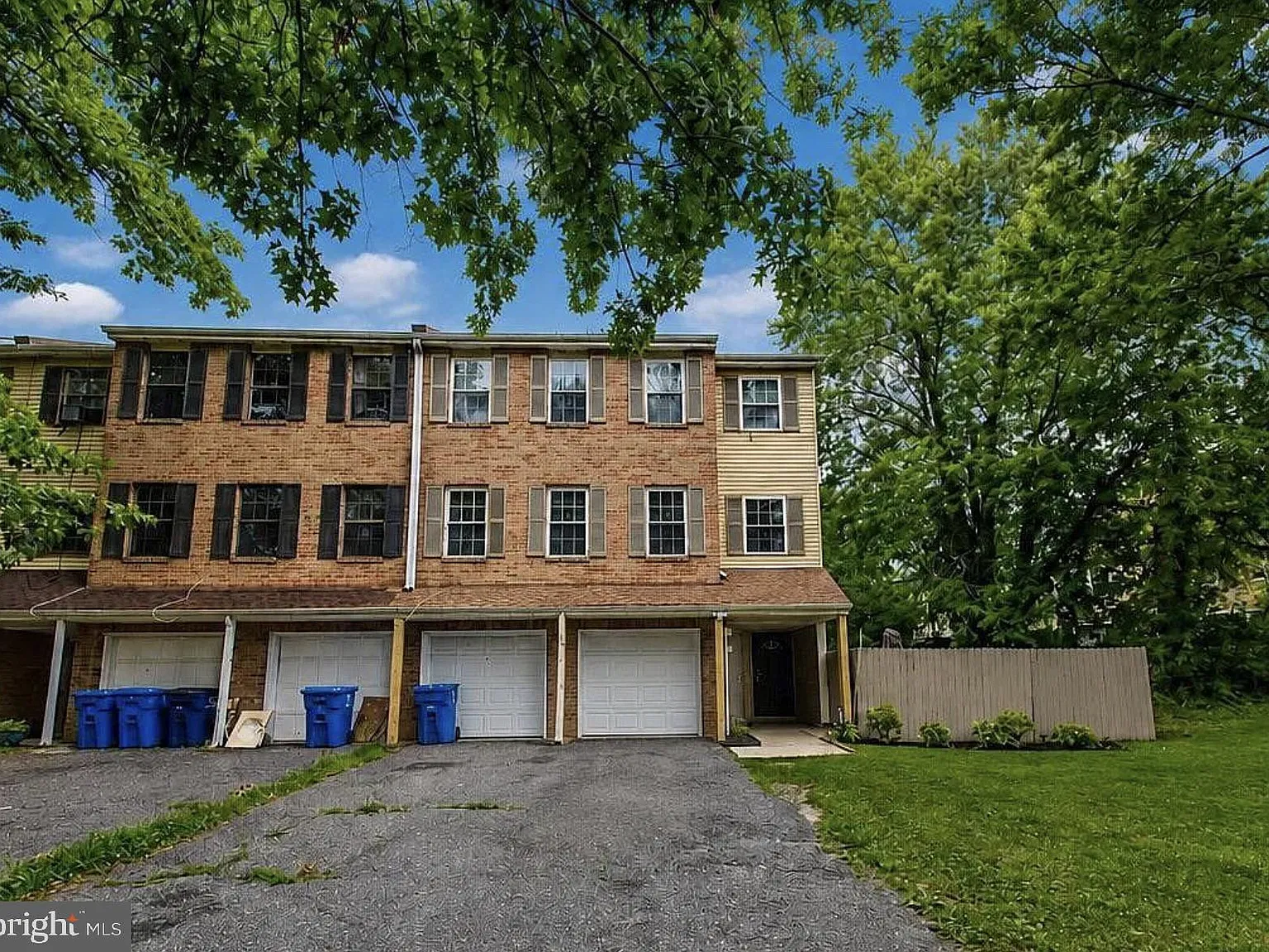 2 bed, 1.5 bath, 2416 sqft, $2,200 — Photo 1