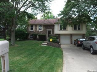 28425 Lake Park Dr, Farmington, MI