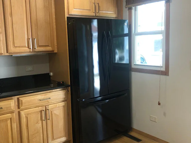 917 Hamlin St — Photo 6