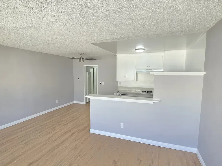 13961 Oxnard — Photo 7