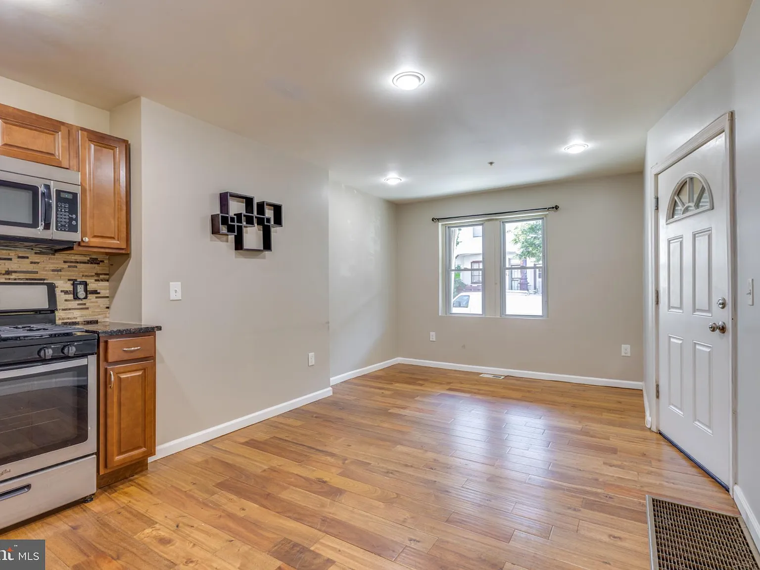 2 bed, 1.0 bath, 1938 sqft, $1,920 — Photo 4