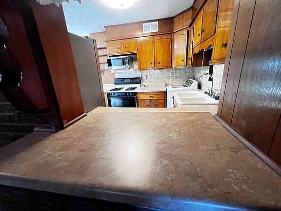 5th image of 9425 Montgomery Dr