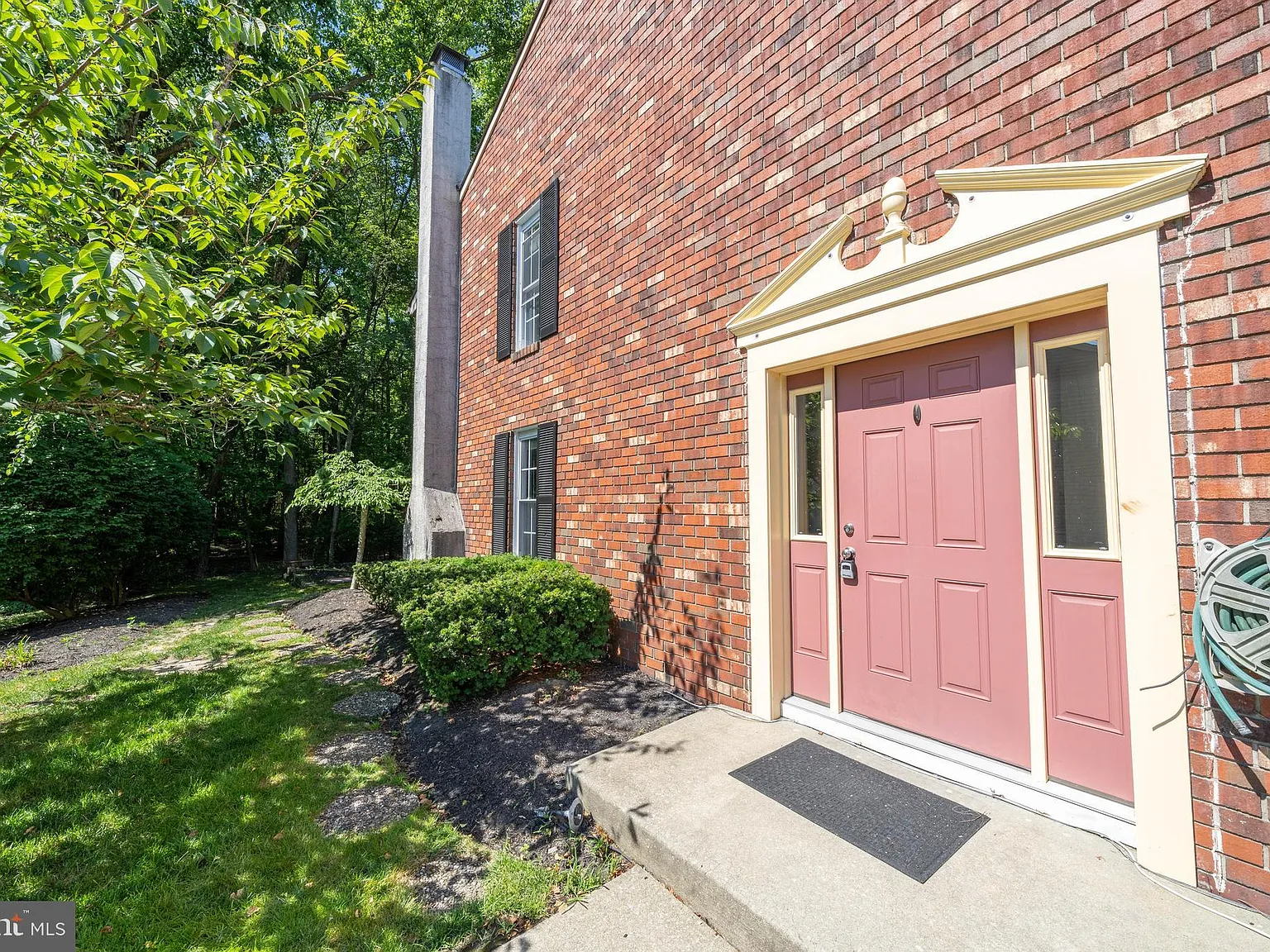 3 bed, 2.5 bath, 1360 sqft, $2,850 — Photo 2