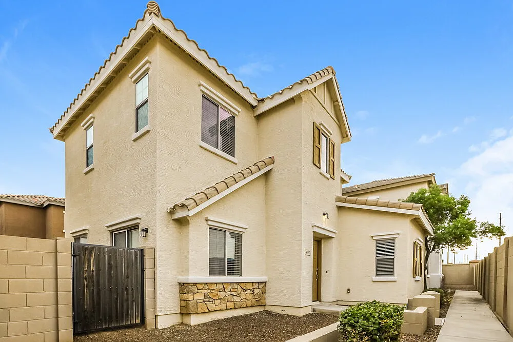 3 bed, 2.5 bath, 1375 sqft, $2,025 — Photo 1