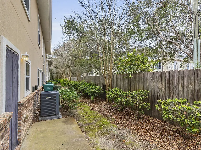 1486 Bentley Cir — Photo 34
