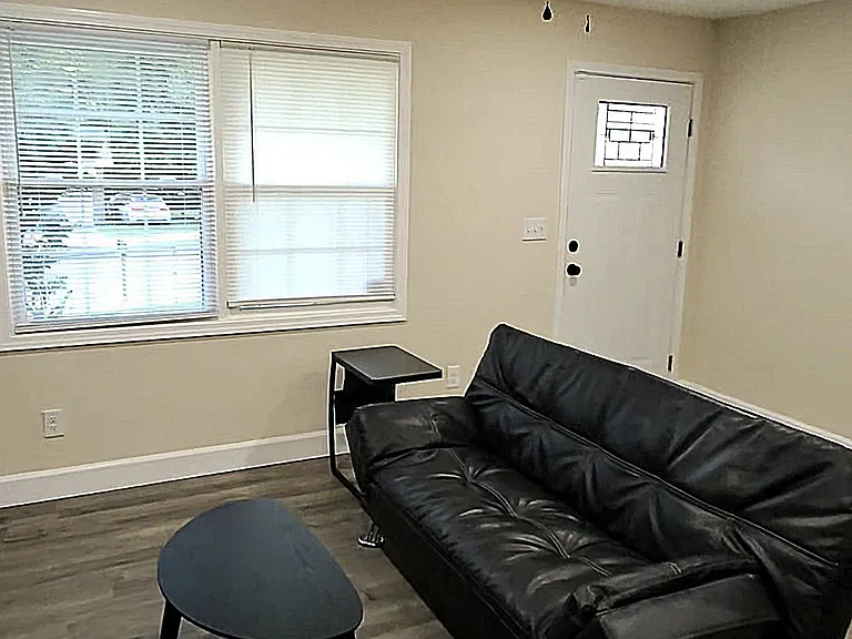 832 Newman St — Photo 7