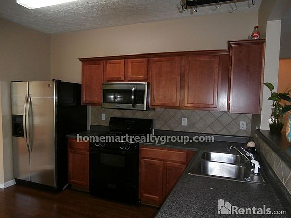 3rd image of 286 Laurelton Cir