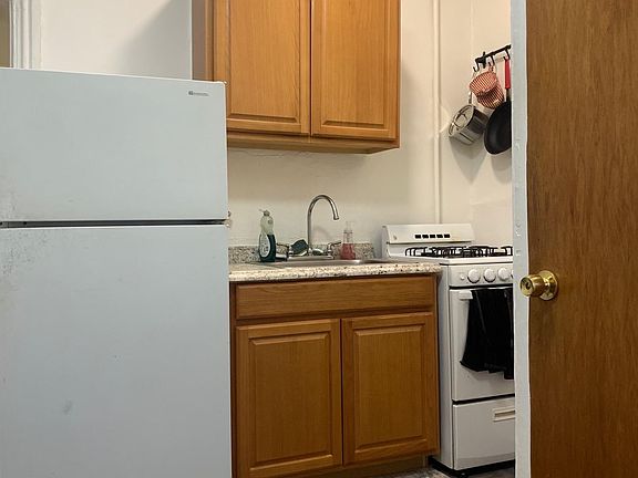 This pic shows the convenient bathroom located in the rear side of the kitchen.