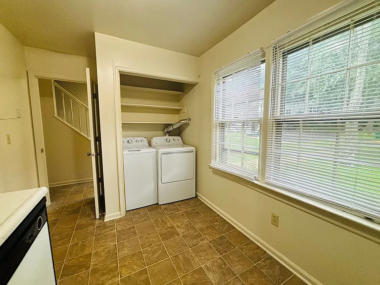 124 Camelot Ct — Photo 19