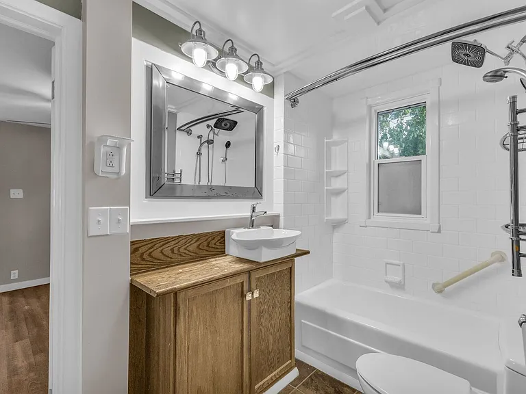 6582 S Jefferson St — Photo 14