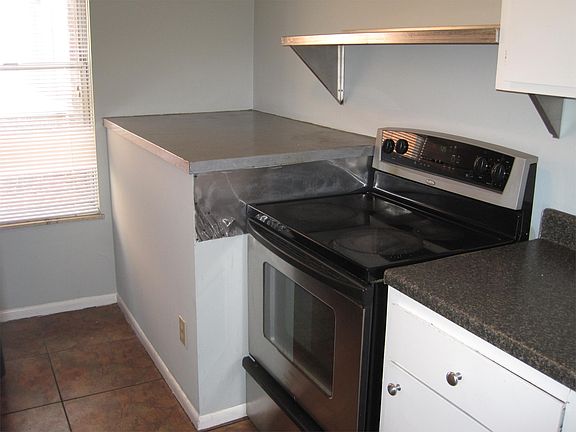 5th image of 825 1/2 Oak St