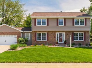 8 Harbor Pointe Cir, Bloomington, IL