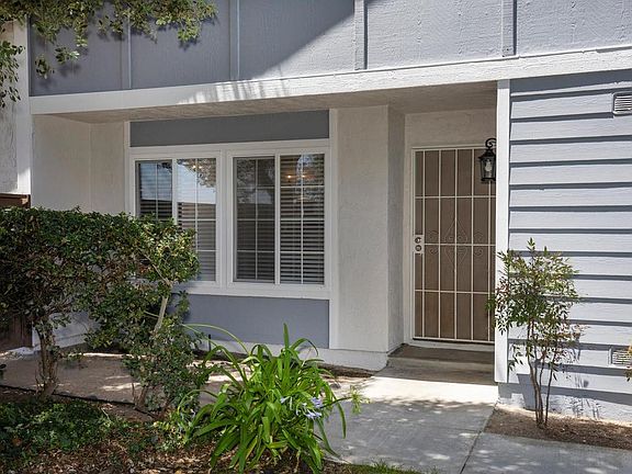3rd image of 2975 Lexington Cir