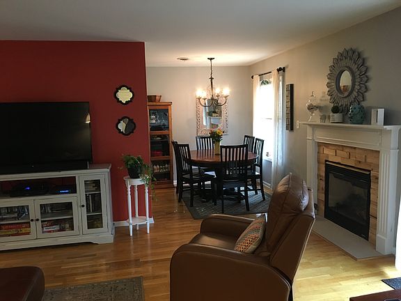 Living Room/Gas Fireplace