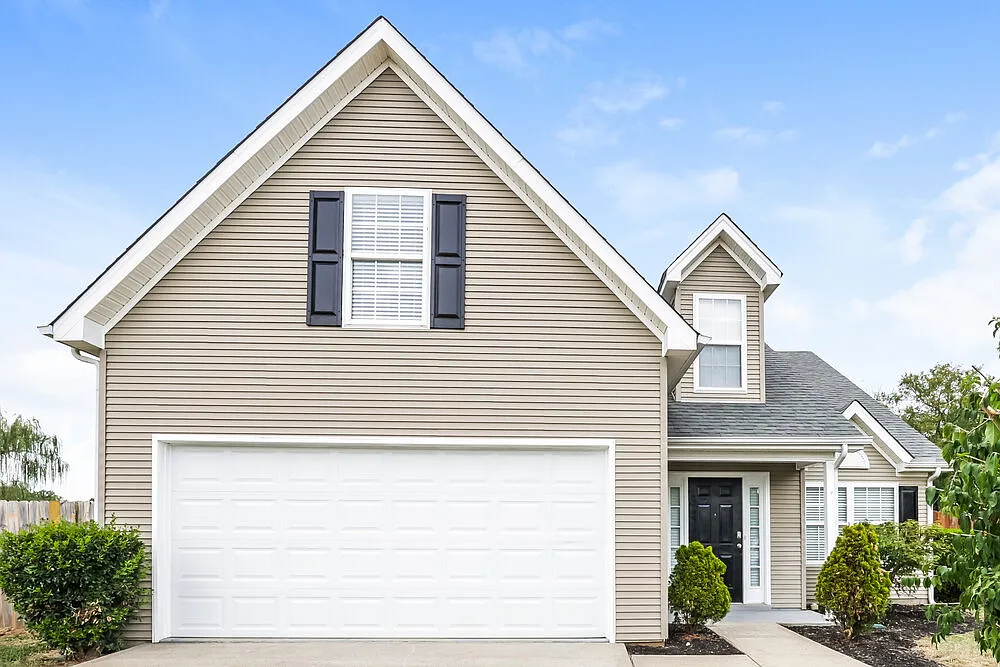 5 bed, 2.5 bath, 2080 sqft, $2,475 — Photo 1
