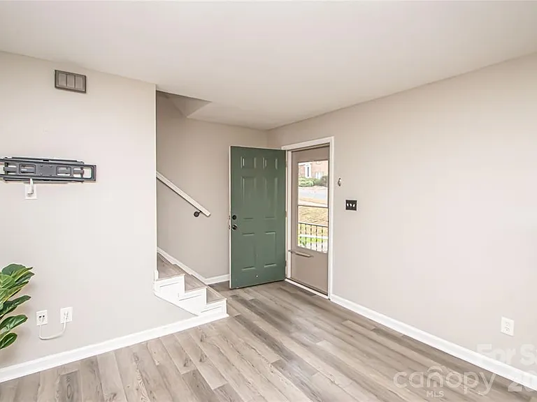 8839 Hunter Ridge Dr — Photo 4